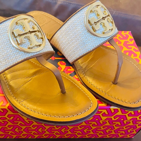Tori Burch benton band flat sandle raffia/calf leather.